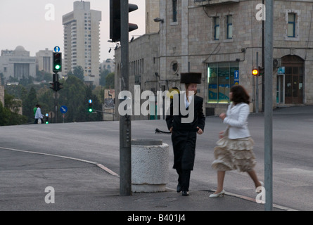 Israele Gerusalemme Tsahal square giovani ortodossi l uomo e la donna incrocio con semaforo Foto Stock