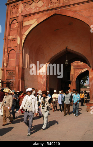 Red Fort Agra Uttar Pradesh India la folla di turisti che lasciano dopo la loro visita. Foto Stock