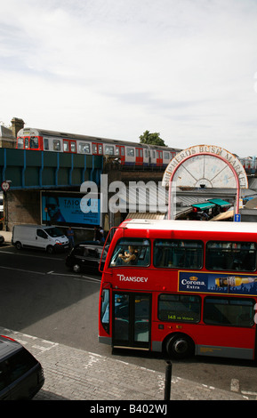 Bus e tubo in corrispondenza di Goldhawk Road, Shepherds Bush, Londra Foto Stock