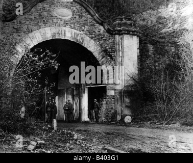 Eventi, Seconda guerra mondiale / seconda guerra mondiale, Germania, industria degli armamenti, Mittelbau Dora vicino Nordhausen, Turingia, impianto di produzione di razzi V2, ingresso, 1943, guardia, guardie, Wehrmacht, bunker, produzione di missili subsuperficiali, lavoro forzato, falchi, campo di concentramento, Mittelwerk, V1, V 1, V-1, V-2, V 2, Terzo Reich, nazismo, nazionalsocialismo, Wunderen, Wunderrazzi Arma segreta, armi, Vergeltungswaffe, Vergeltungswaffen, ritorsione, rappresaglia, vendetta, 20th secolo, storico, storico, persone, 1940s, Foto Stock