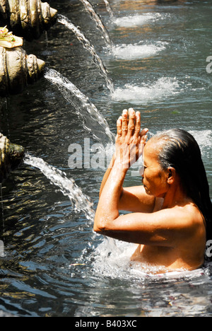 Old Lady di balneazione in santo molle di Tirta Empul, Pura Tirta Empul(tempio), Tampak Siring ,area di Ubud,centro di Bali, Indonesia Foto Stock