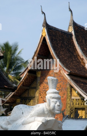 La figura nella parte anteriore dell'albero della vita mosaico sul retro della sim al Wat Xieng Thong, Luang Prabang, Laos Foto Stock