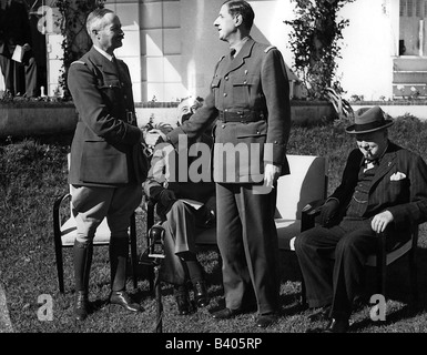 Eventi, Seconda guerra mondiale / seconda guerra mondiale, conferenze, conferenza di Casablanca, 14.1.1943 - 26.1.1943, generali francesi Henri Giraud e Charles de Gaulle scuotendo le mani, presidente Franklin D. Roosevelt e primo ministro Winston Churchill seduta, 24.1.1943, Forze Francais Liberté, FFL, Nord Africa, Nord, generale, negotation, 20th secolo, storico, storico, resa incondizionata, politica, Gran Bretagna, Stati Uniti, Alleati, Francia, stretta di mano, persone, 1940s, Foto Stock