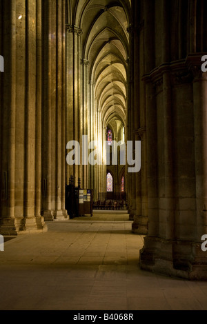 La luce del sole nel lato alto del corridoio della Cattedrale di St Etienne Bourges Valle della Loira in Francia Foto Stock