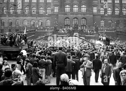 Geografia/viaggio, Cechia, Primavera di Praga, 1968, dimostrazione a Praga, demnstratorrori con carri armati sovietici, Piazza Venceslao, Agosto 1968, CSSR, Cecoslovacchia, politica, 20th secolo, storico, storico, popolo, folla, folla, 1960s, Foto Stock