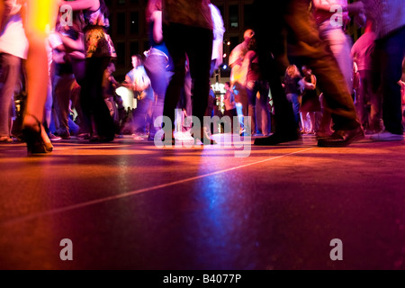 Un colpo basso della pista da ballo con la gente ballare sotto le luci colorate Foto Stock