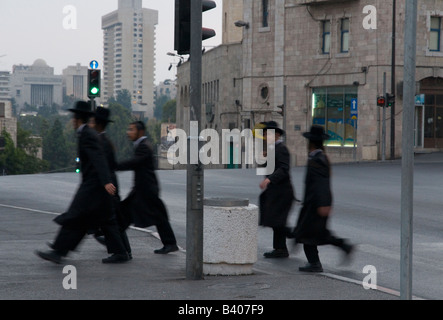 Israele Gerusalemme Tsahal square gruppo di ebrei ortodossi attraversare la strada al semaforo Foto Stock