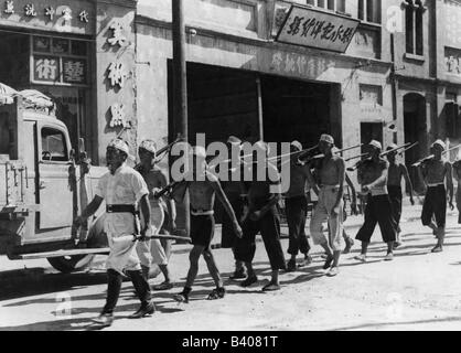 Geografia / viaggio, Cina, politica, Seconda guerra sino-giapponese 1937 - 1945, ufficiale giapponese formazione milizia cinese, Jiujiang, 1938, Kiukiang, spada, samurai, marching, colonna, 20th secolo, storico, storico, strada, camion, sino, persone, 1930s, Foto Stock