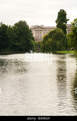 Buckingham Palace da St James Park e il lago. Foto Stock