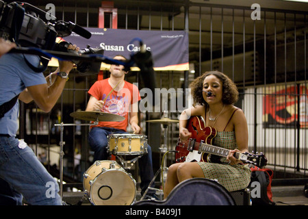 Susan Cagle e il gruppo sono MUNY artisti interpreti o esecutori in metropolitana e stazioni ferroviarie contribuendo alla cultura musicale della città di New York Foto Stock