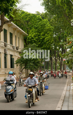 Il traffico di moto ad Hanoi, Vietnam Foto Stock