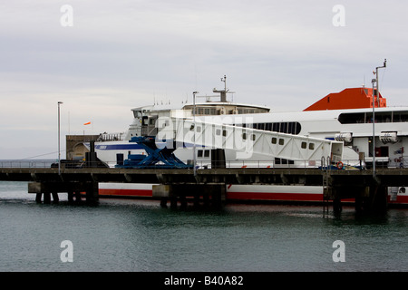 Condor Twin Hull traghetto arrivando a St Helier Jersey porta da St Marlo Foto Stock