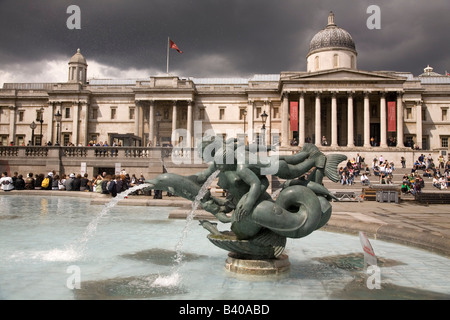 Grigio scuro nuvole raccogliere su Trafalgar Square a Londra. Foto Stock