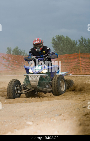 Quad biker durante il cross country gara. Foto Stock