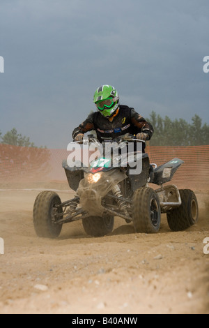 Quad biker durante il cross country gara. Foto Stock