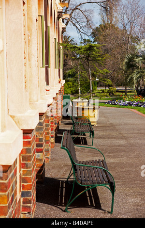 Sedie fuori nel sole Foto Stock