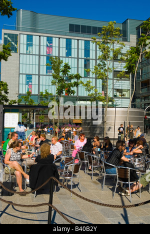 Ristorante terrazza fuori Kamppi Shopping Center in Helsinki Finlandia Europa Foto Stock