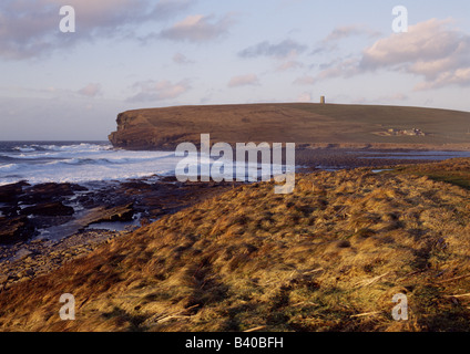 Dh Marwick Bay MARWICK ORKNEY Scottish ventoso Mare mosso shore Kitchener Memorial guerra monumenti della Scozia Foto Stock