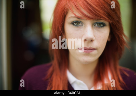 Colpo di Testa di una giovane donna con tinte capelli arancione. Foto Stock