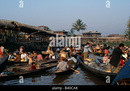 Il Ywama mercato galleggiante all'alba sul Lago Inle in Myanmar. Foto Stock