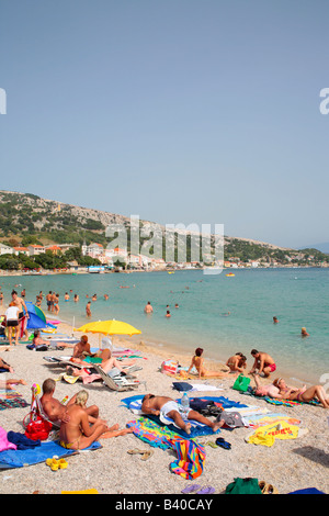 Spiaggia di Baska sull'Isola di Krk, Repubblica di Croazia, Europa orientale Foto Stock