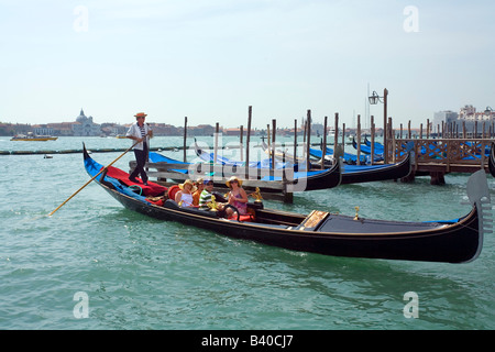 In sella a una gondola nei pressi di Piazza San Marco a Venezia Italia Foto Stock