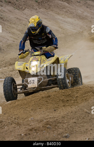 Quad rider durante il cross country gara. Foto Stock