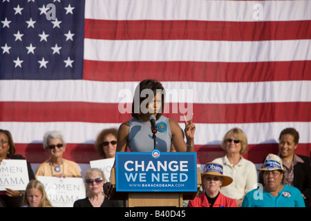 Michelle Obama parla di sostenitori in un rally di UVA. Foto Stock