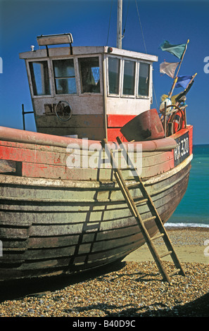 Weathered barche da pesca sulla spiaggia di Hastings, East Sussex, Regno Unito Foto Stock