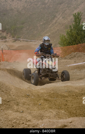 Quad rider durante il cross country gara. Foto Stock