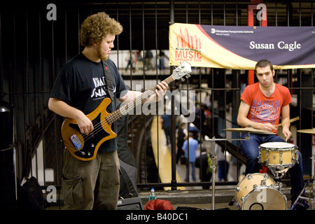 Susan Cagle e il gruppo sono MUNY artisti interpreti o esecutori in metropolitana e stazioni ferroviarie contribuendo alla cultura musicale della città di New York Foto Stock