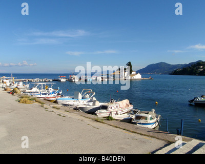 Barche di pescatori locali a Kanoni, isola di Corfù, Grecia. Foto Stock