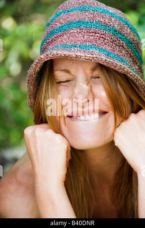 Ritratto di pretty redhead con pippo espressione sul viso Indossare hat Foto Stock