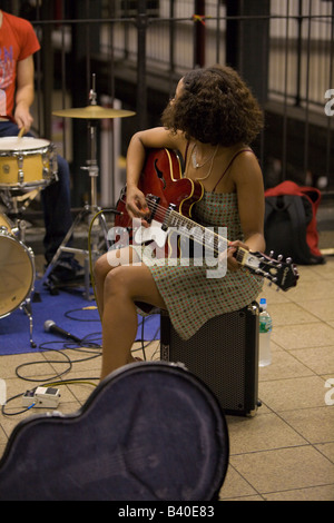 Susan Cagle e il gruppo sono MUNY artisti interpreti o esecutori in metropolitana e stazioni ferroviarie contribuendo alla cultura musicale della città di New York Foto Stock