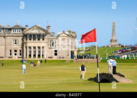 Gli amanti del golf sul famoso Old Course a St Andrews in Scozia con ponte Swilcan in primo piano Foto Stock