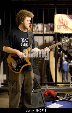 Susan Cagle e il gruppo sono MUNY artisti interpreti o esecutori in metropolitana e stazioni ferroviarie contribuendo alla cultura musicale della città di New York Foto Stock