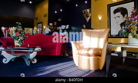 Stile anni cinquanta mobili e ritratto di Elvis in reception foyer Heartbreak Hotel Memphis, Stati Uniti d'America Foto Stock