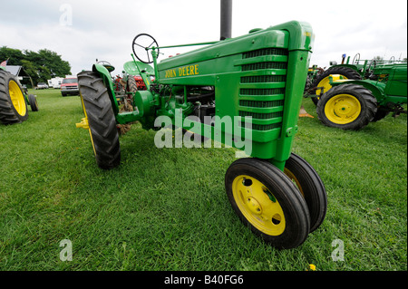 Il vecchio John Deer trattori agricoli sul display alla storica fattoria dimostrazione Michigan Foto Stock