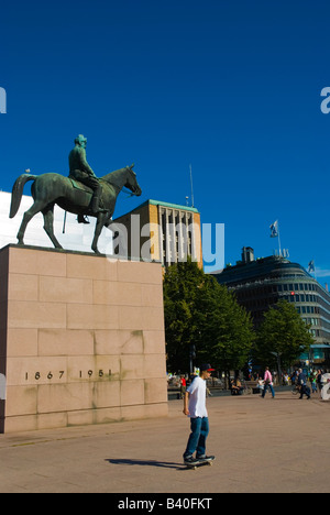 Guidatore di skateboard alla statua di Mannerheim di fronte Nykytaiteenmuseo il museo di arte moderna di Helsinki Finlandia Europa Foto Stock