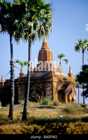 Una delle oltre 2000 rovinato pagode presso le rovine archeologiche di Bagan Birmania Myanmar Foto Stock