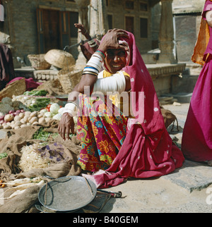 Donna commerciante di mercato in colouful sari con più avorio schiave, che denota la sua ricchezza, Jaisalmer marketplace, Rajasthan, India. Foto Stock