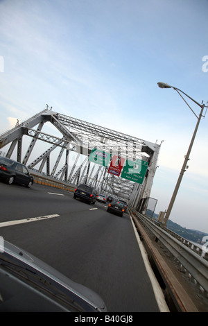 Traffico Eastbound sul Tappan Zee Bridge sul fiume Hudson tra Nyack, NY e Tarrytown, NY, STATI UNITI D'AMERICA Foto Stock