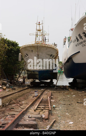 Barche da pesca in un cantiere bacino di carenaggio Donggang taiwan repubblica di Cina (ROC) Foto Stock