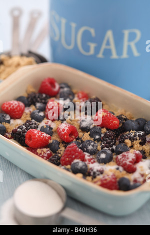 Non cotti berry cobbler con ingredienti Foto Stock