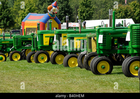 Modello del vecchio John Deer trattori agricoli sul display alla storica fattoria dimostrazione Michigan Foto Stock