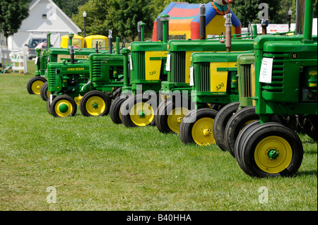 Modello del vecchio John Deer trattori agricoli sul display alla storica fattoria dimostrazione Michigan Foto Stock