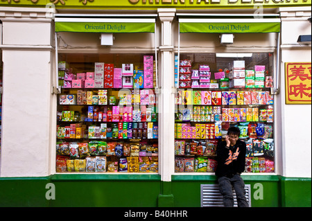 Vetrina di angolo cinese shop su Gerrard Street Chinatown West End W1 London Regno Unito Foto Stock