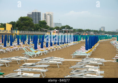 I lettini e gli ombrelloni sono chiusi nella spiaggia di Lignano Sabbiadoro Foto Stock