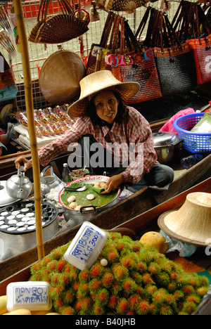 Mercato galleggiante della Thailandia Asia Mercato Galleggiante di Damnoen Saduak venditore a vendere il cibo thai travel holiday vacation Travel barche Foto Stock