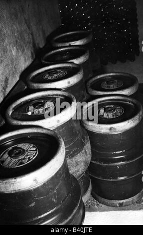 Alcool, birra, birreria sperimentale, Monaco di Baviera Grosshadowern, Metal kegs, 1950s, , Foto Stock